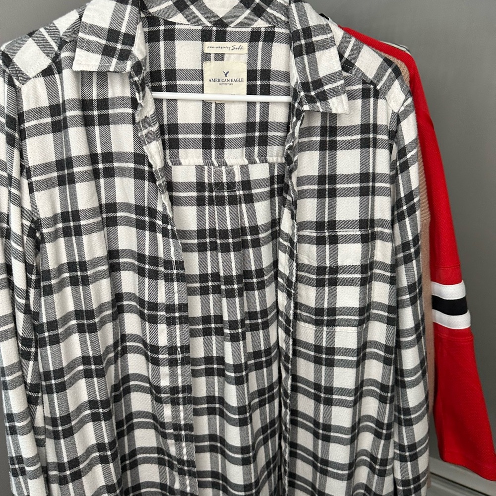 Medium American eagle black and white button down